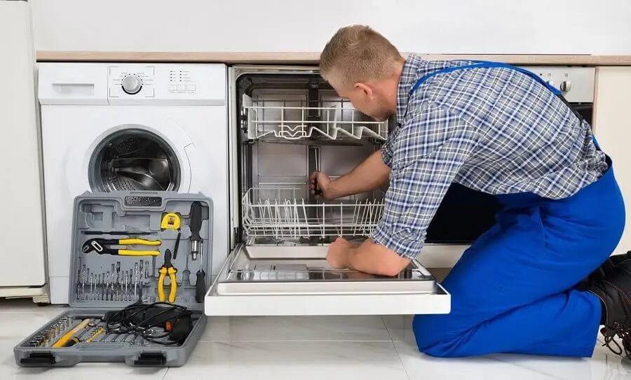 Köşk Dominox servisi teknisyen ekibi beyaz eşya tamiri yaparken